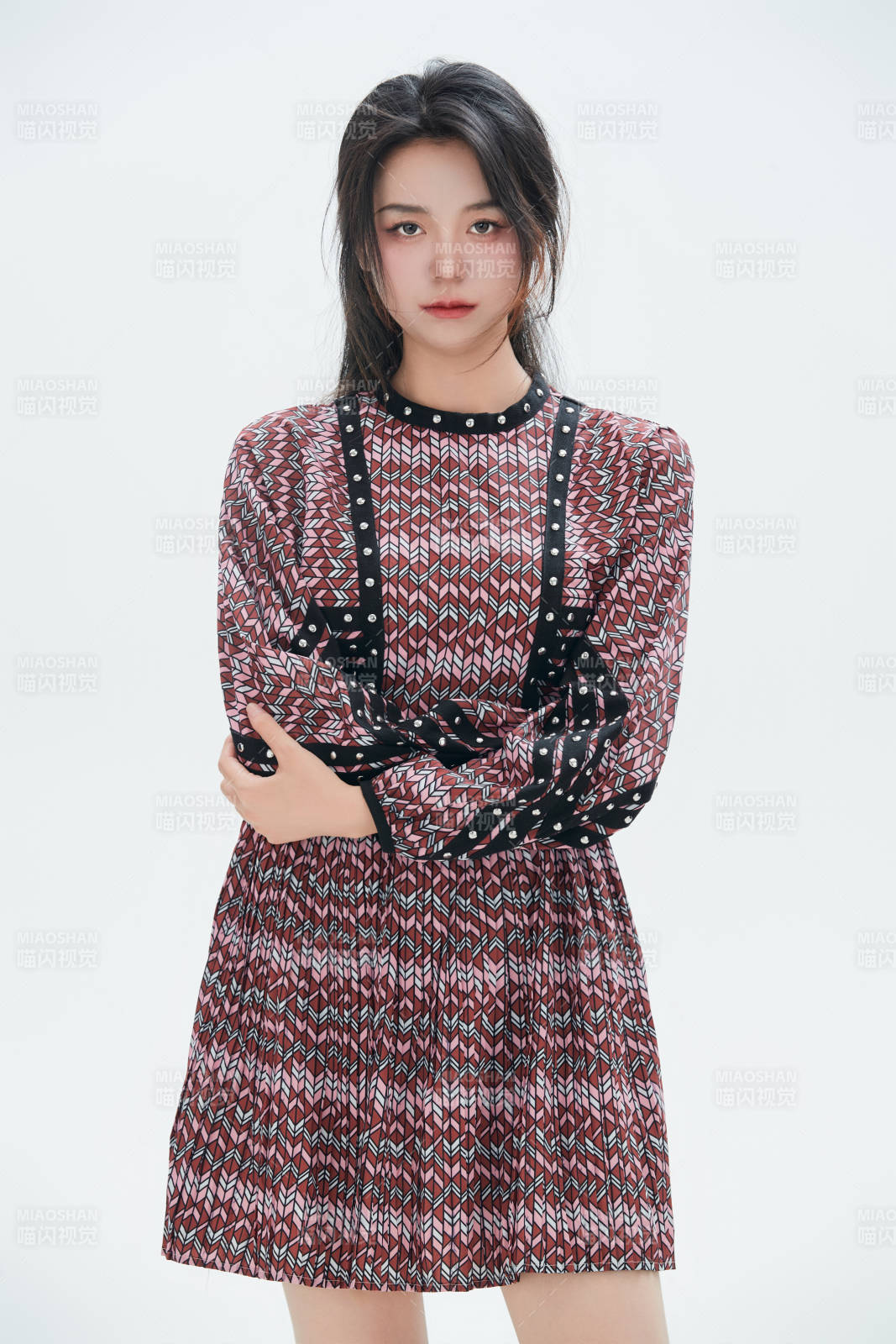 白色背景里的中國女性大學生