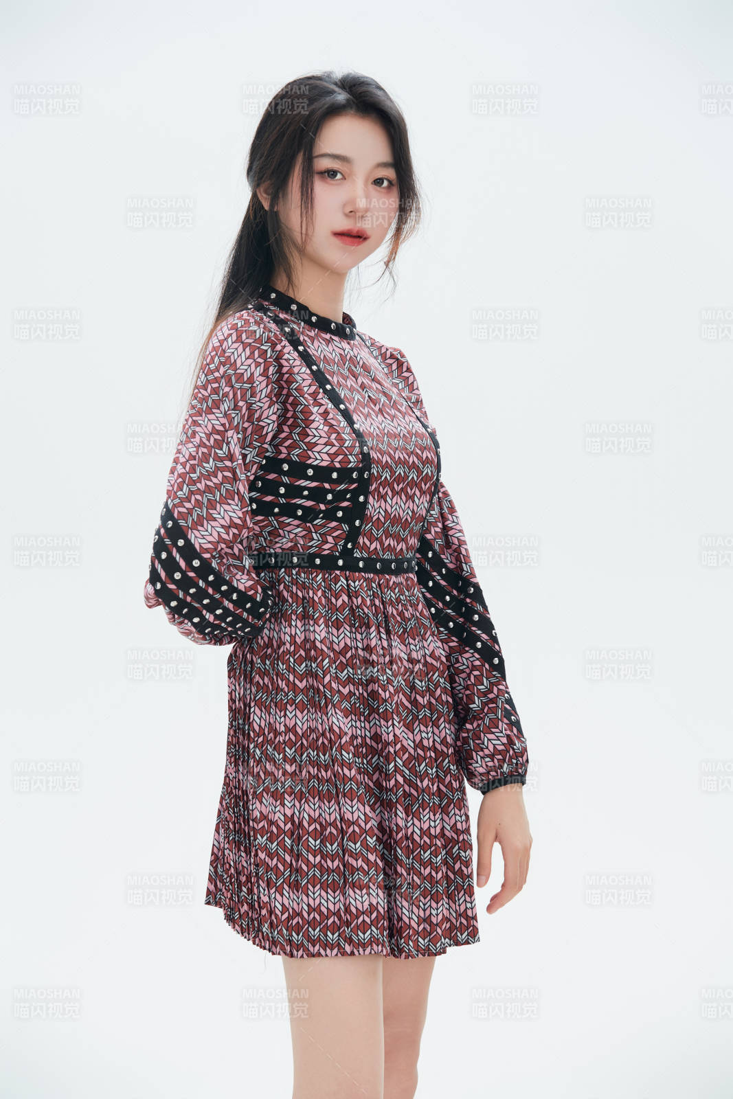 白色背景里的中国女性大学生