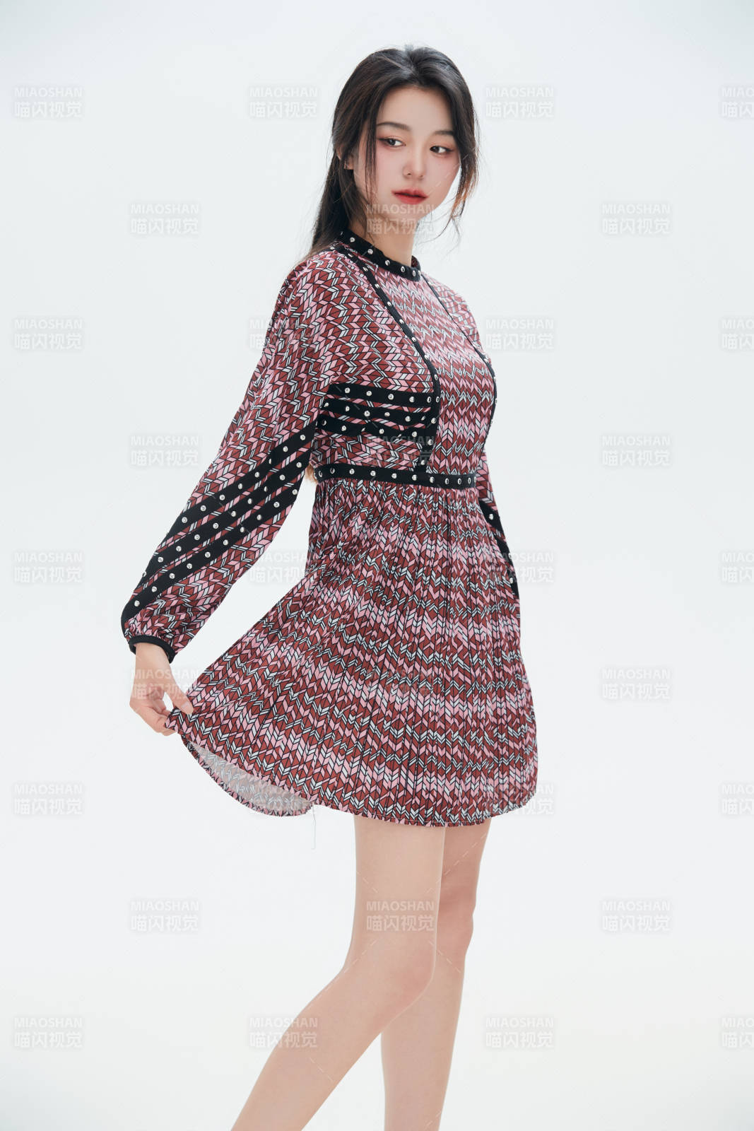 白色背景里的中國女性大學生