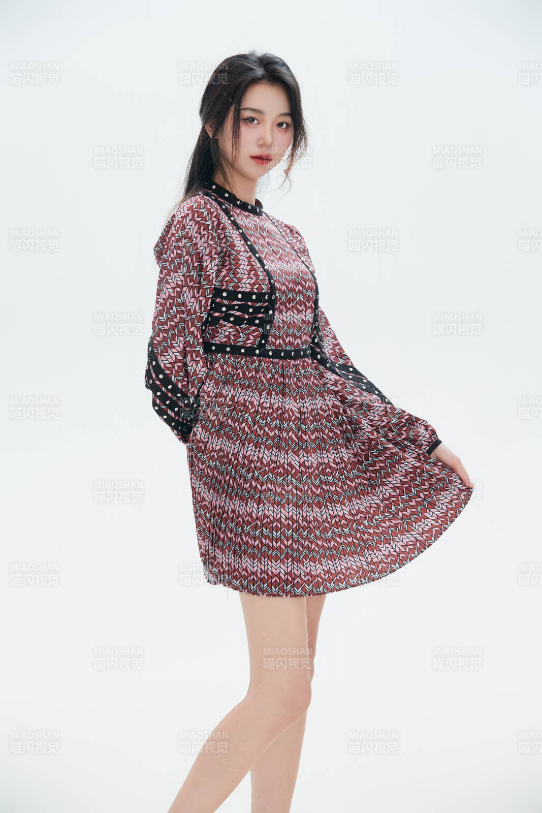 白色背景里的中國女性大學生