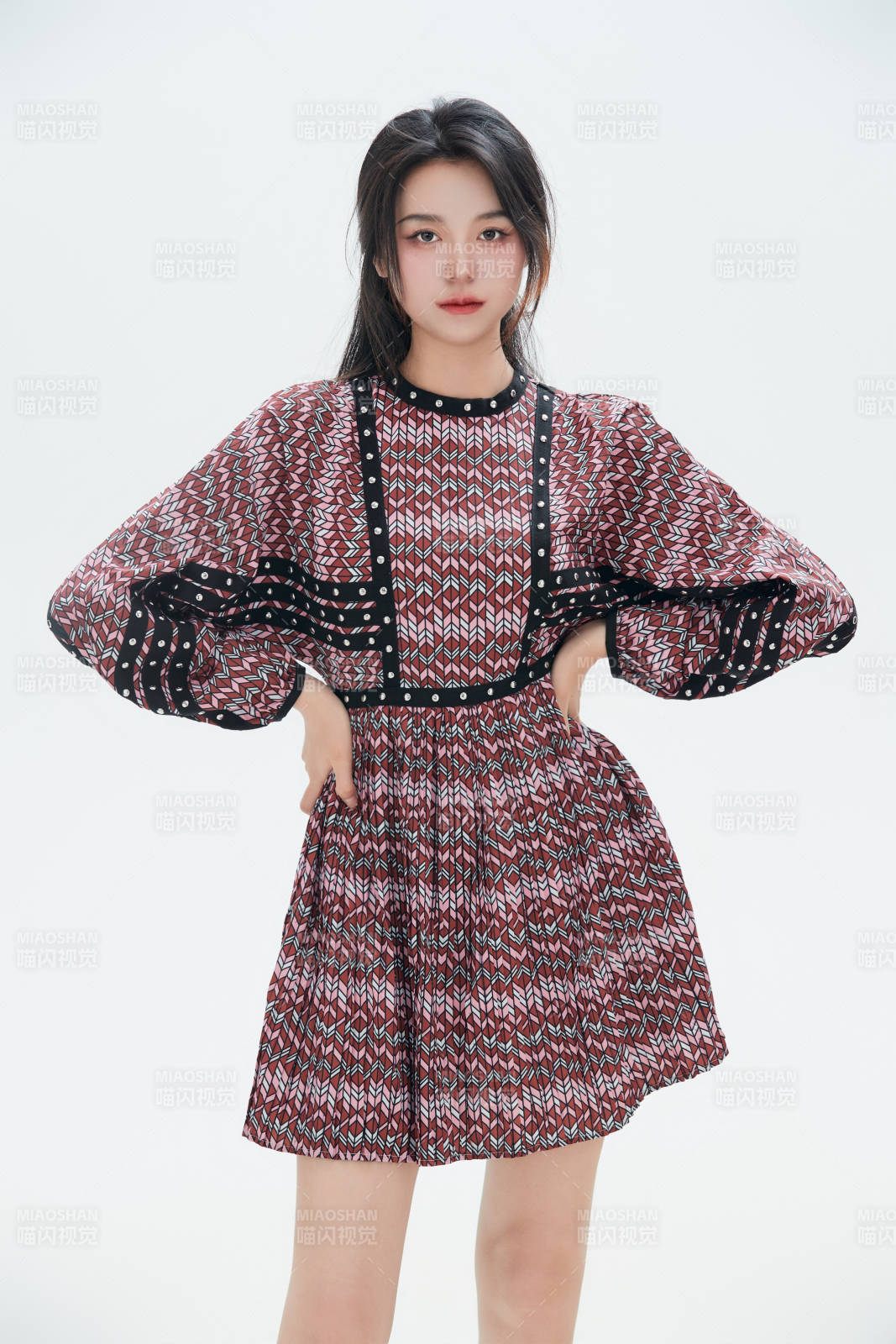 白色背景里的中國女性大學生