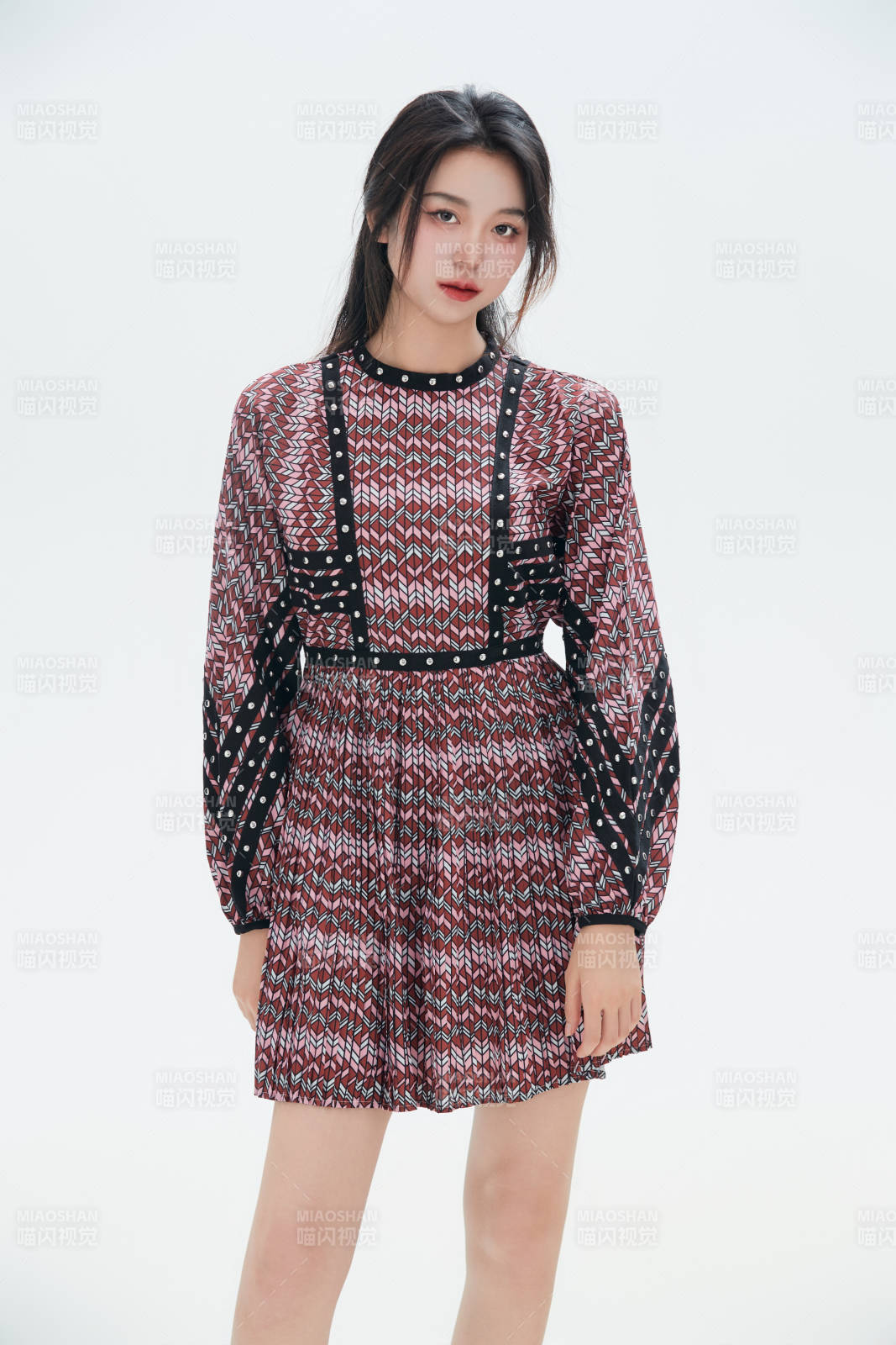 白色背景里的中國女性大學生