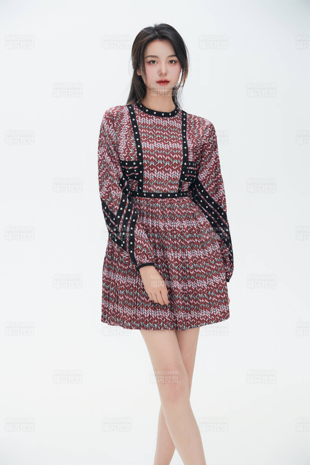 白色背景里的中國女性大學生