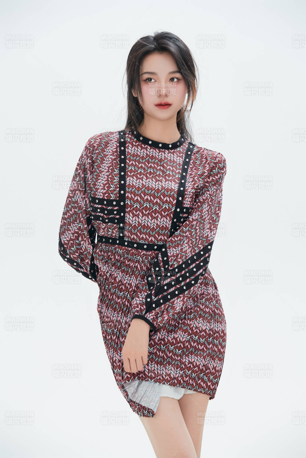 白色背景里的中國女性大學生