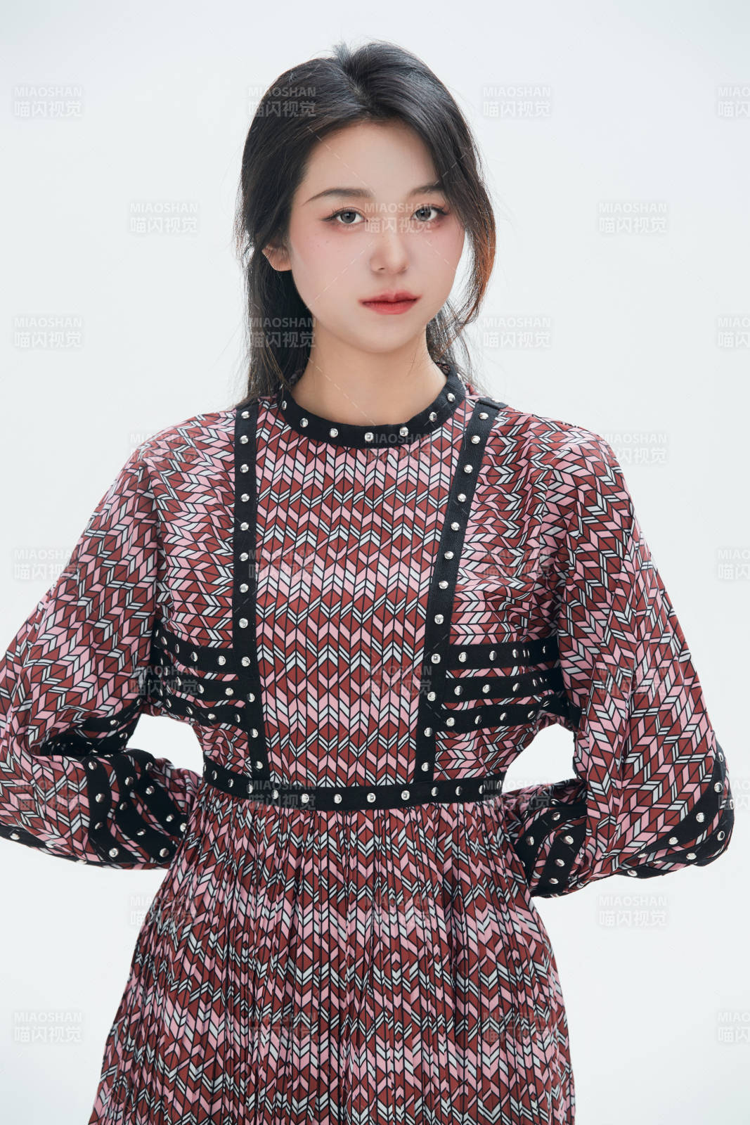 白色背景里的中國女性大學(xué)生