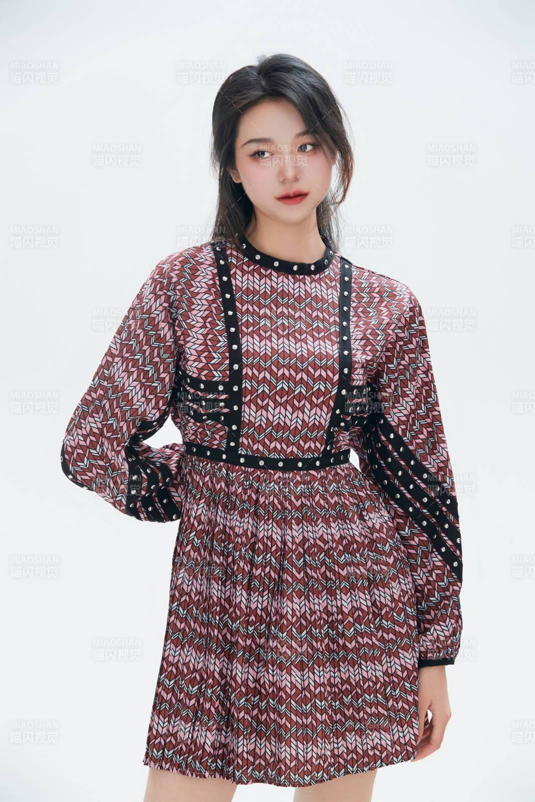 白色背景里的中國女性大學生