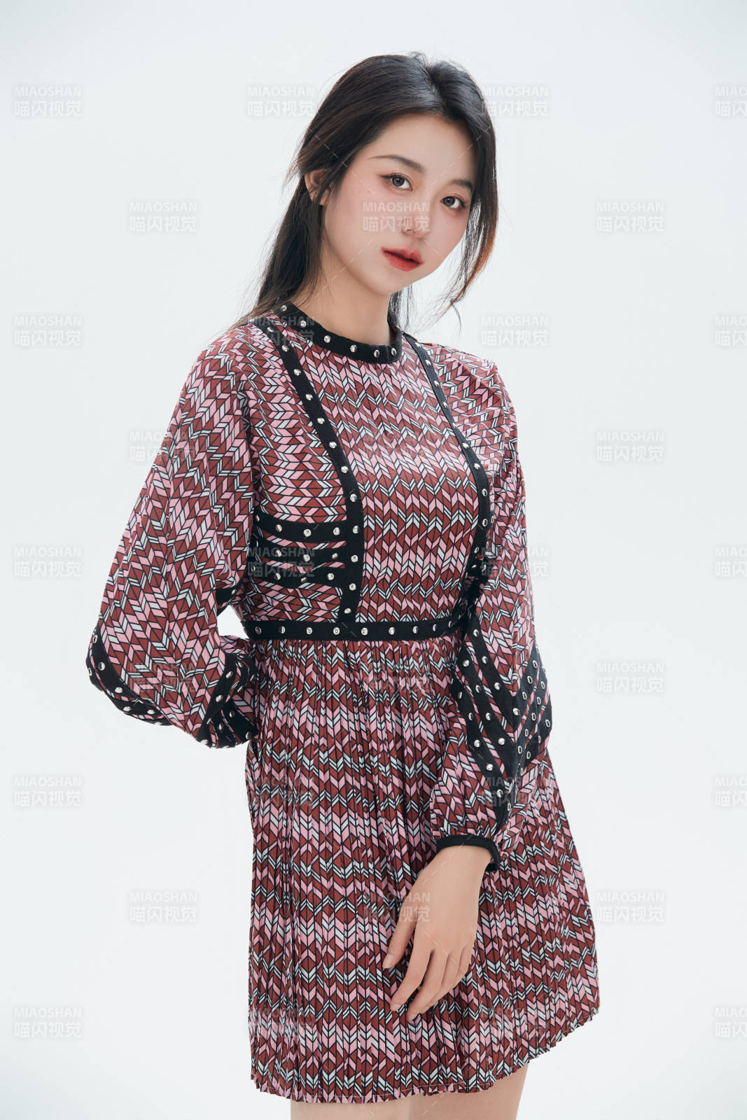 白色背景里的中國女性大學生