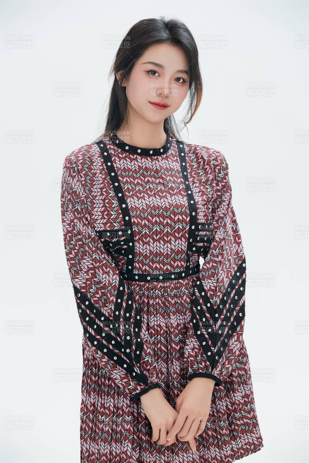 白色背景里的中国女性大学生