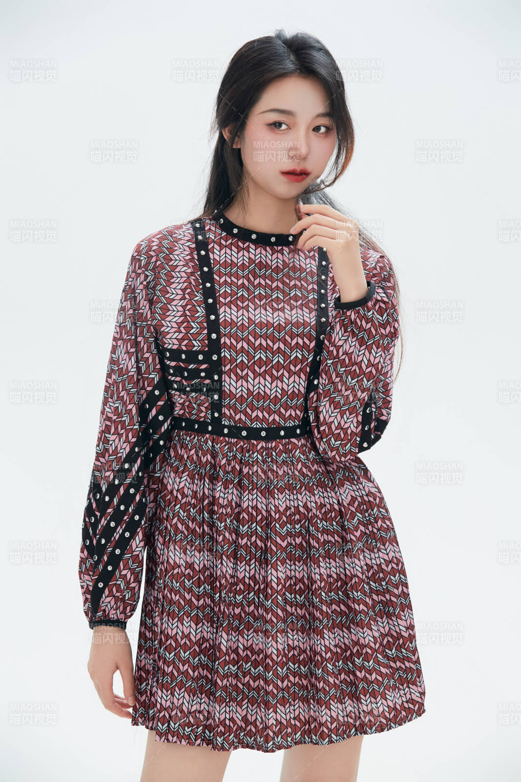 白色背景里的中國女性大學(xué)生