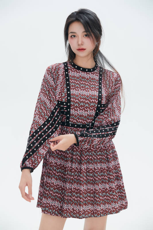 白色背景里的中国女性大学生