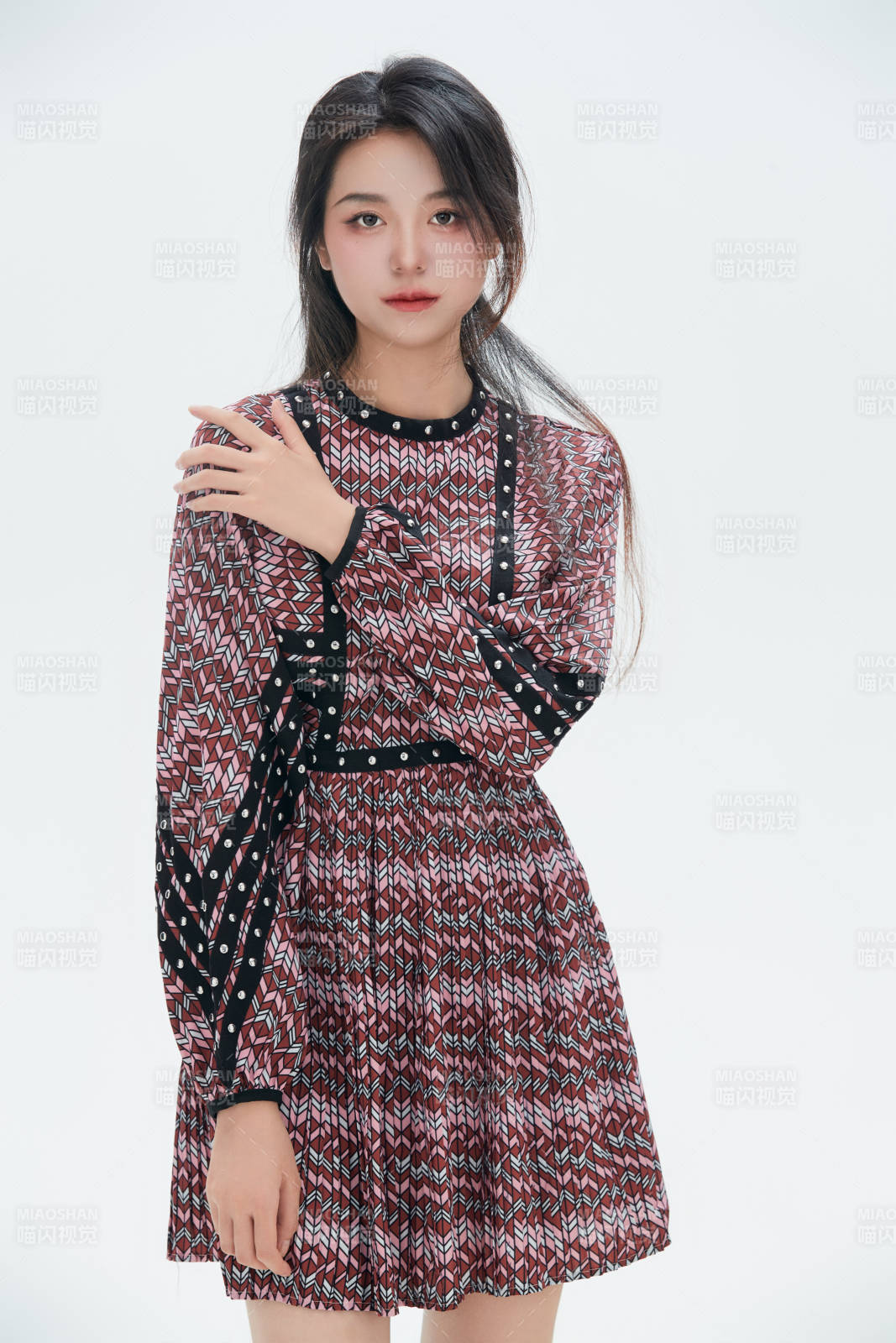 白色背景里的中國女性大學生