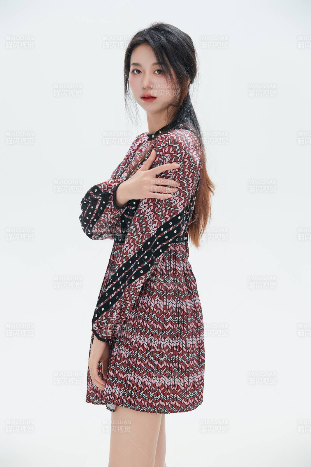 白色背景里的中國女性大學生