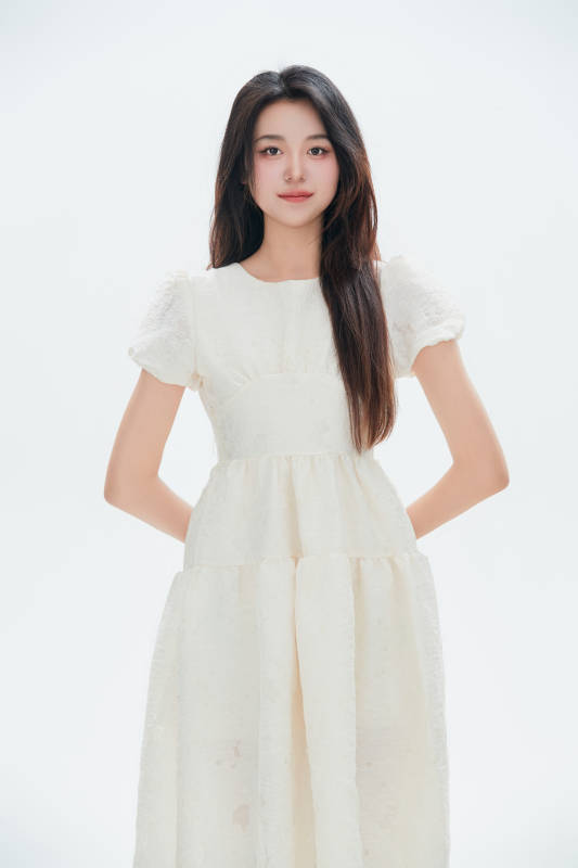 白色背景里的中国女性大学生