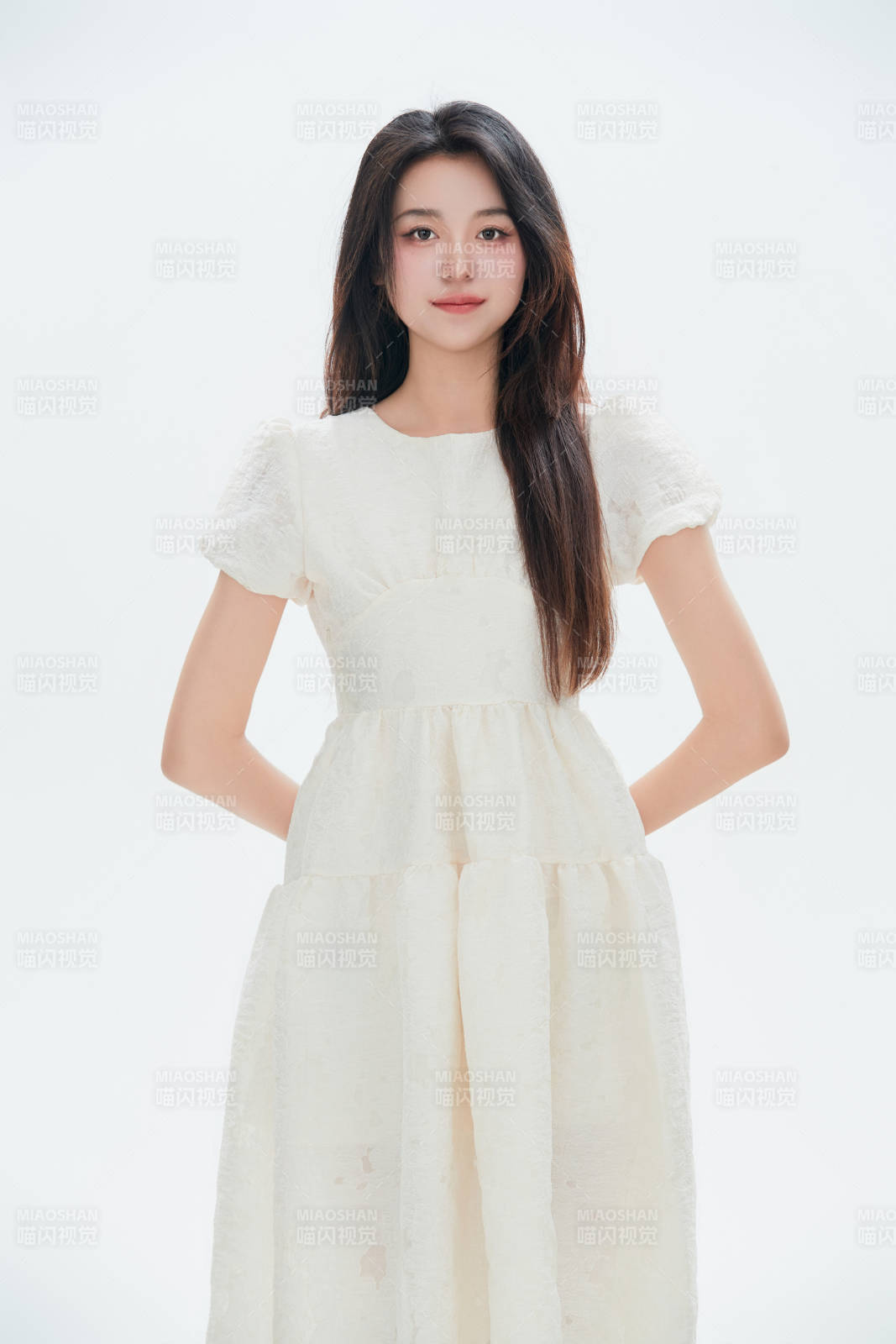 白色背景里的中国女性大学生