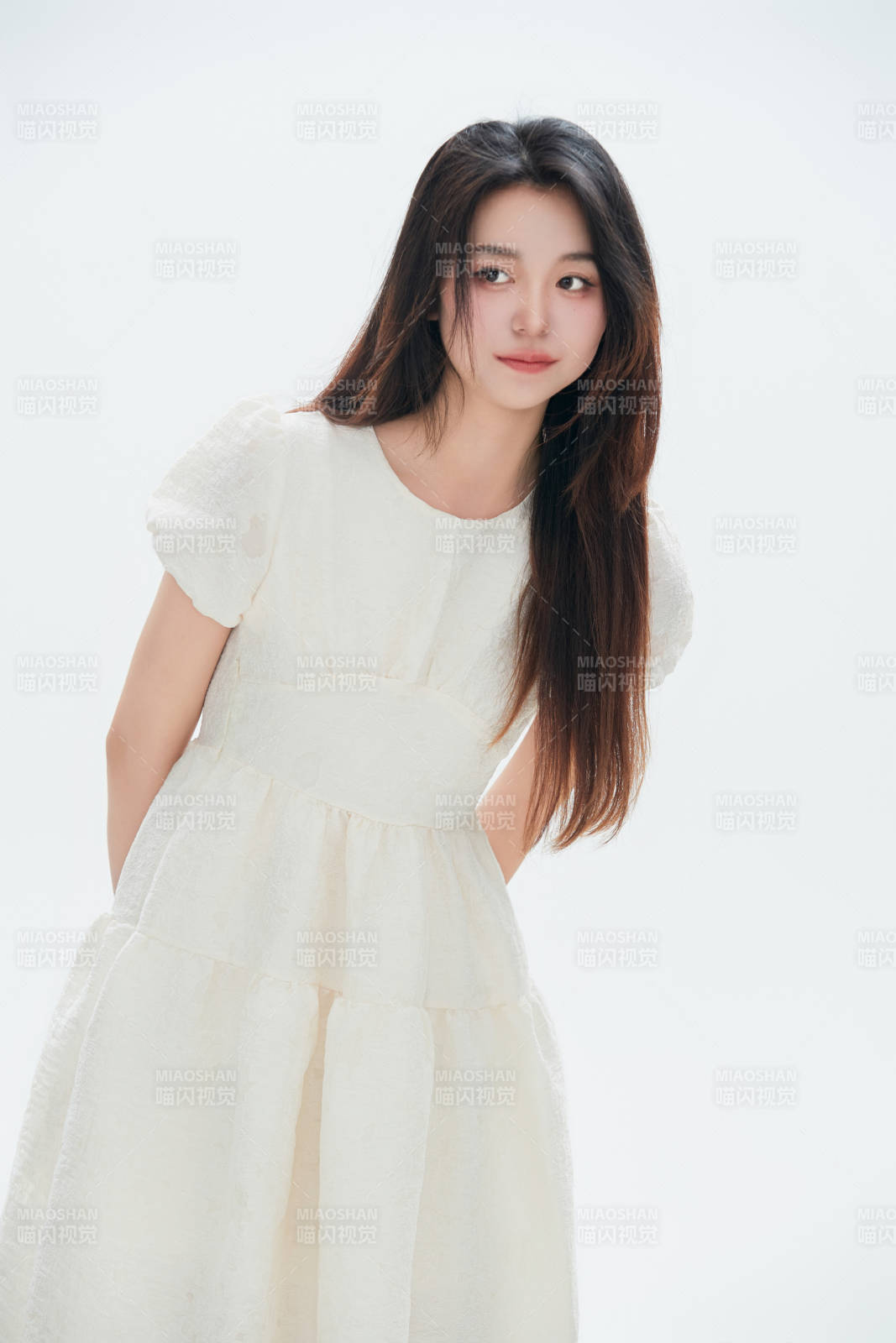 白色背景里的中國女性大學生