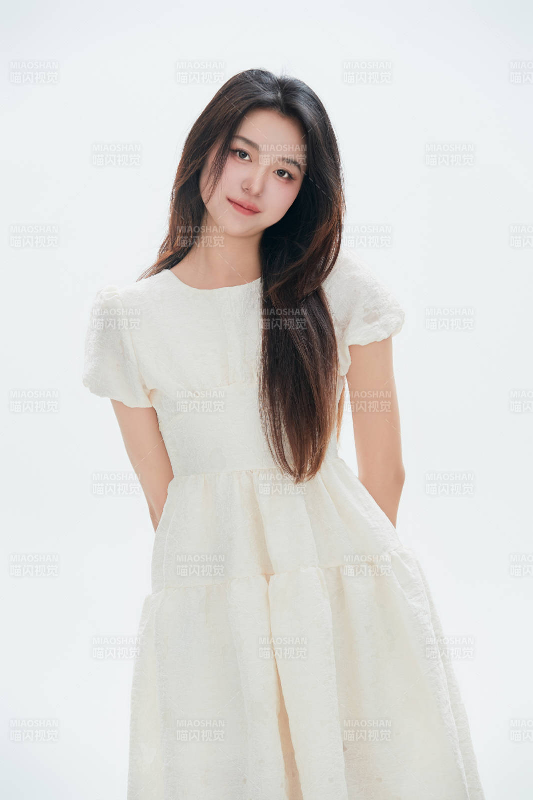 白色背景里的中国女性大学生图片