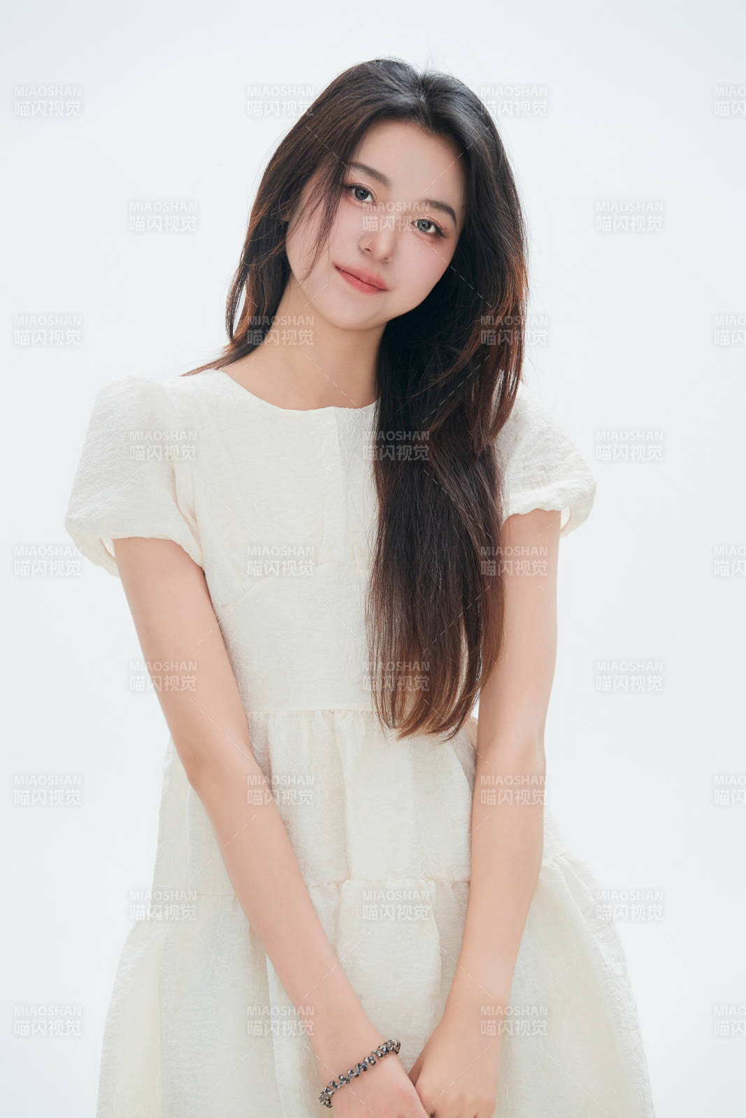 白色背景里的中国女性大学生