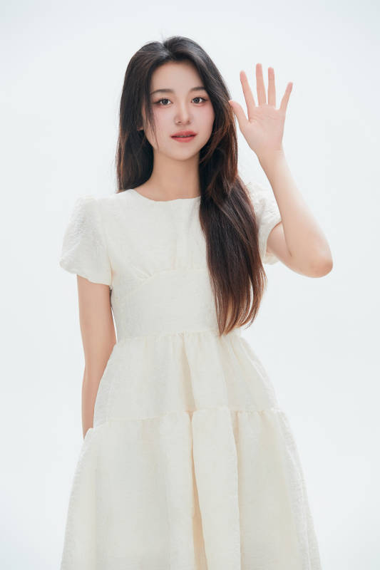 白色背景里的中国女性大学生