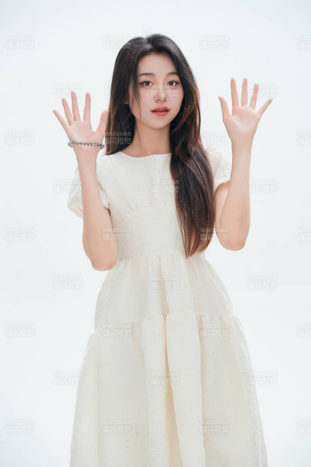 白色背景里的中国女性大学生图片