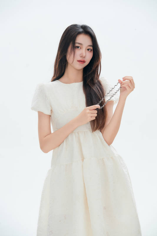 白色背景里的中国女性大学生