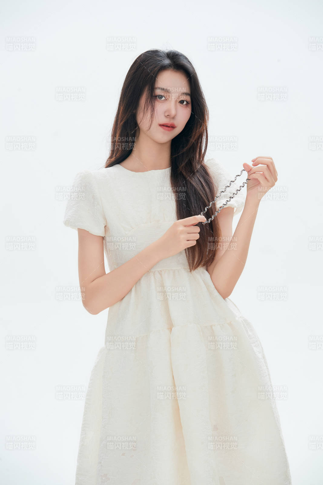 白色背景里的中国女性大学生