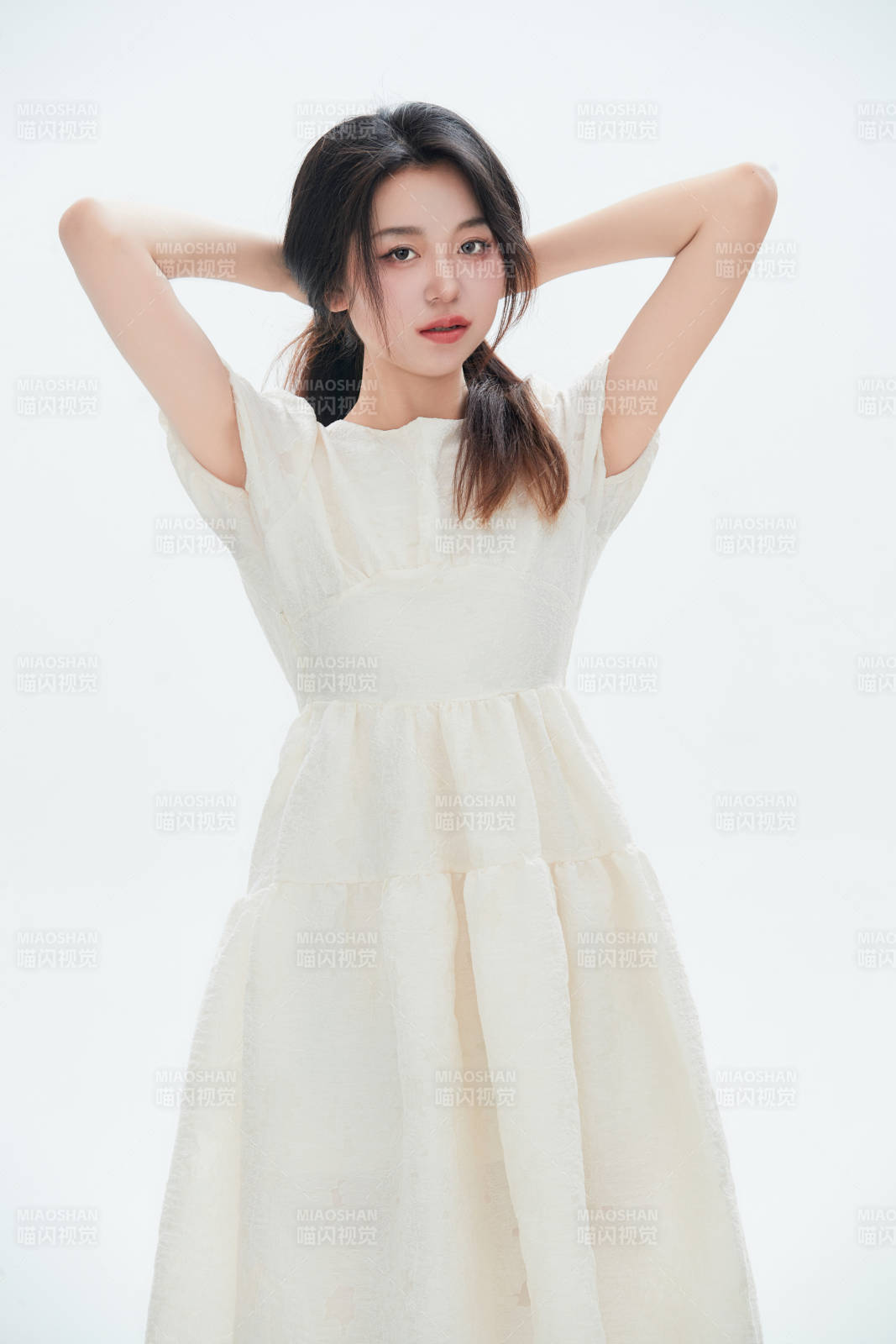 白色背景里的中國女性大學(xué)生