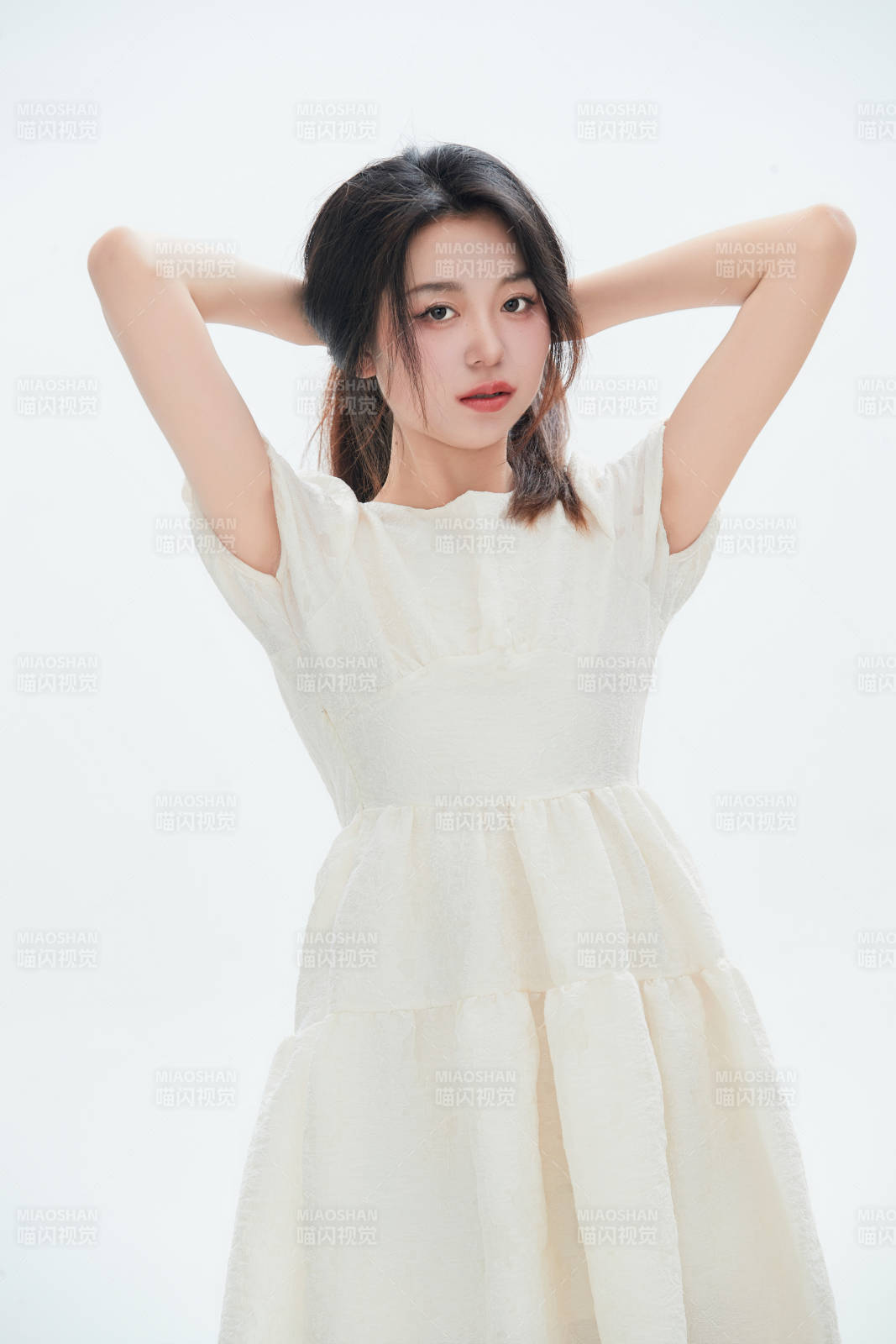 白色背景里的中国女性大学生