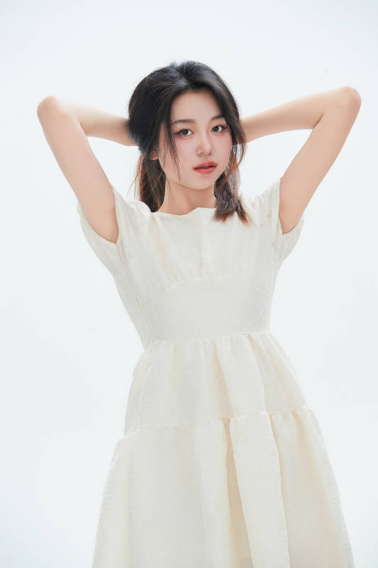 白色背景里的中国女性大学生