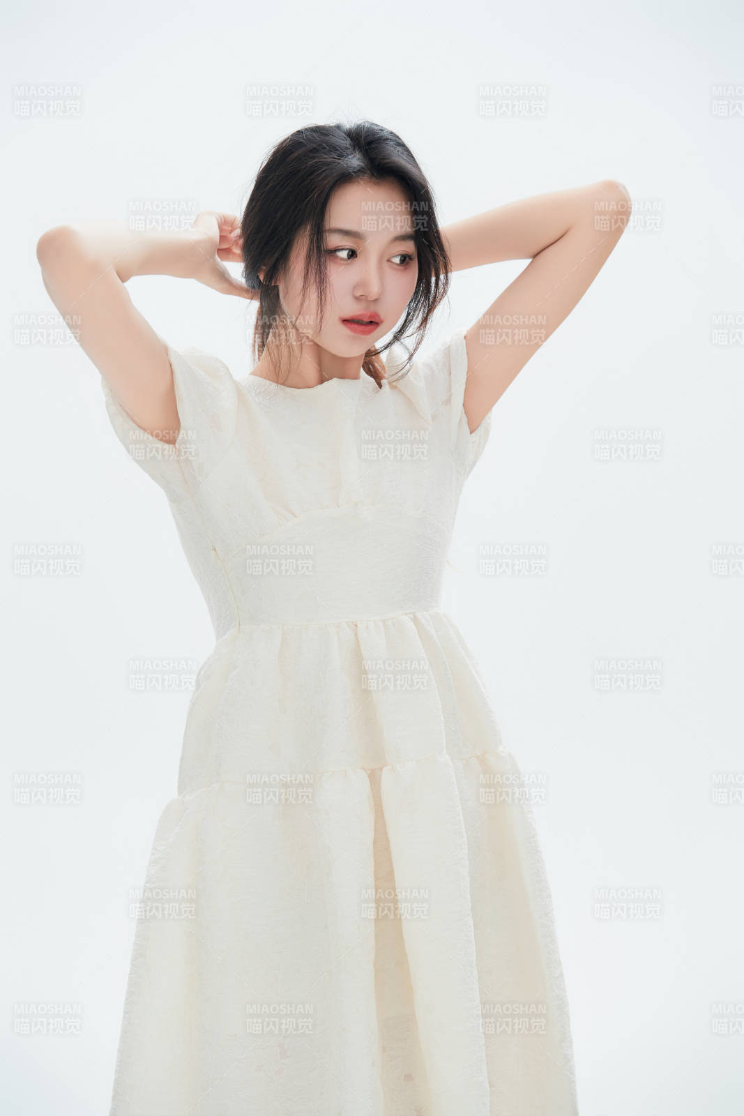 白色背景里的中國女性大學生