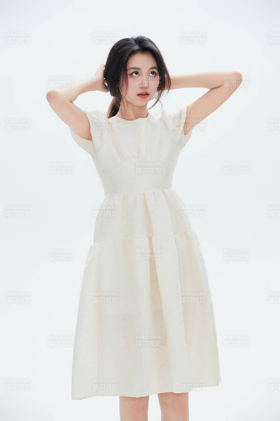 白色背景里的中國女性大學生