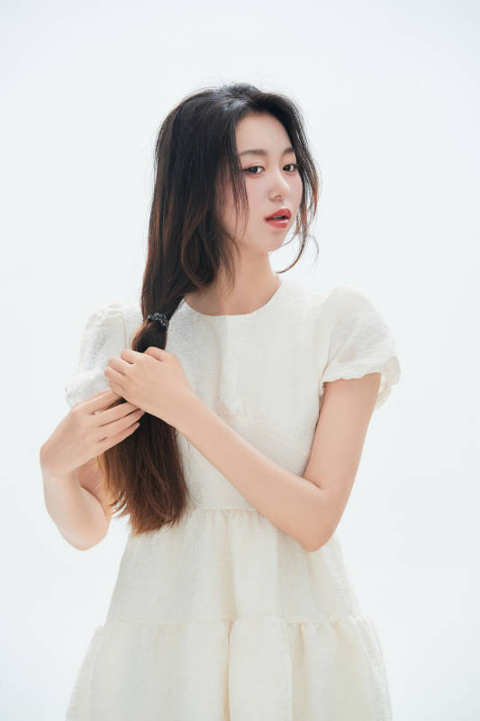 白色背景里的中国女性大学生