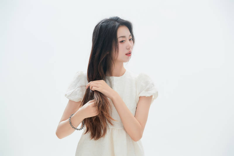 白色背景里的中国女性大学生