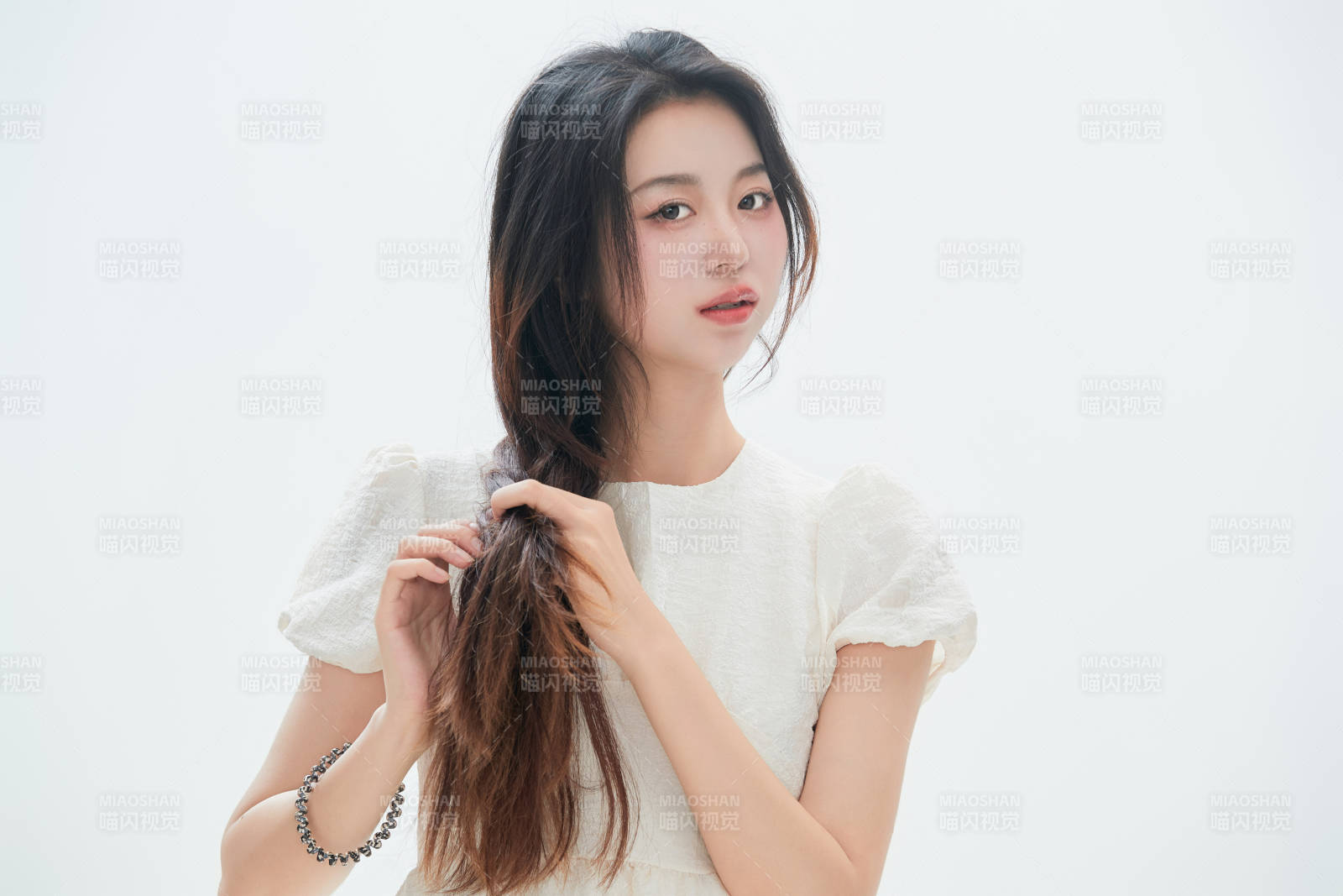 白色背景里的中国女性大学生图片