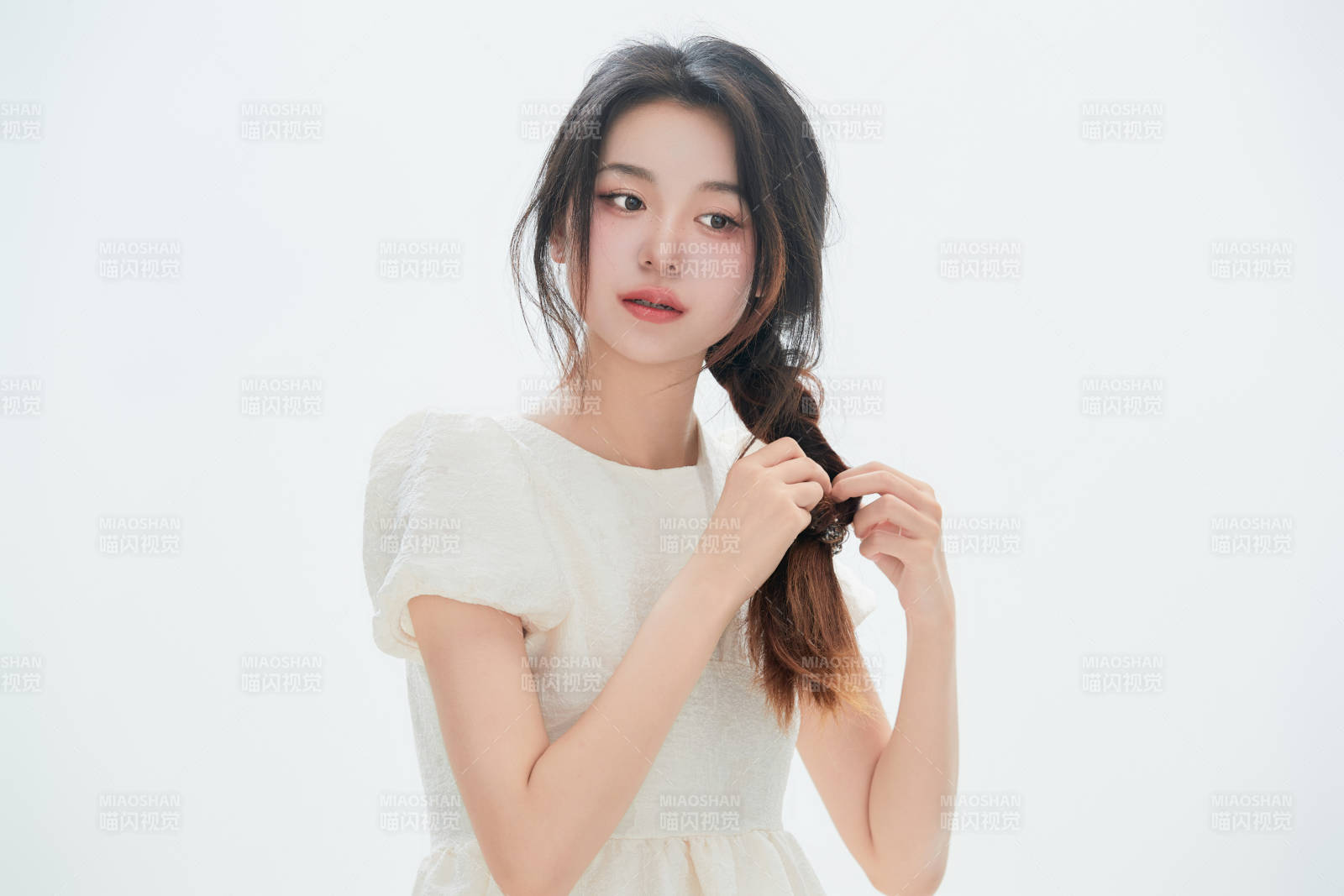 白色背景里的中国女性大学生