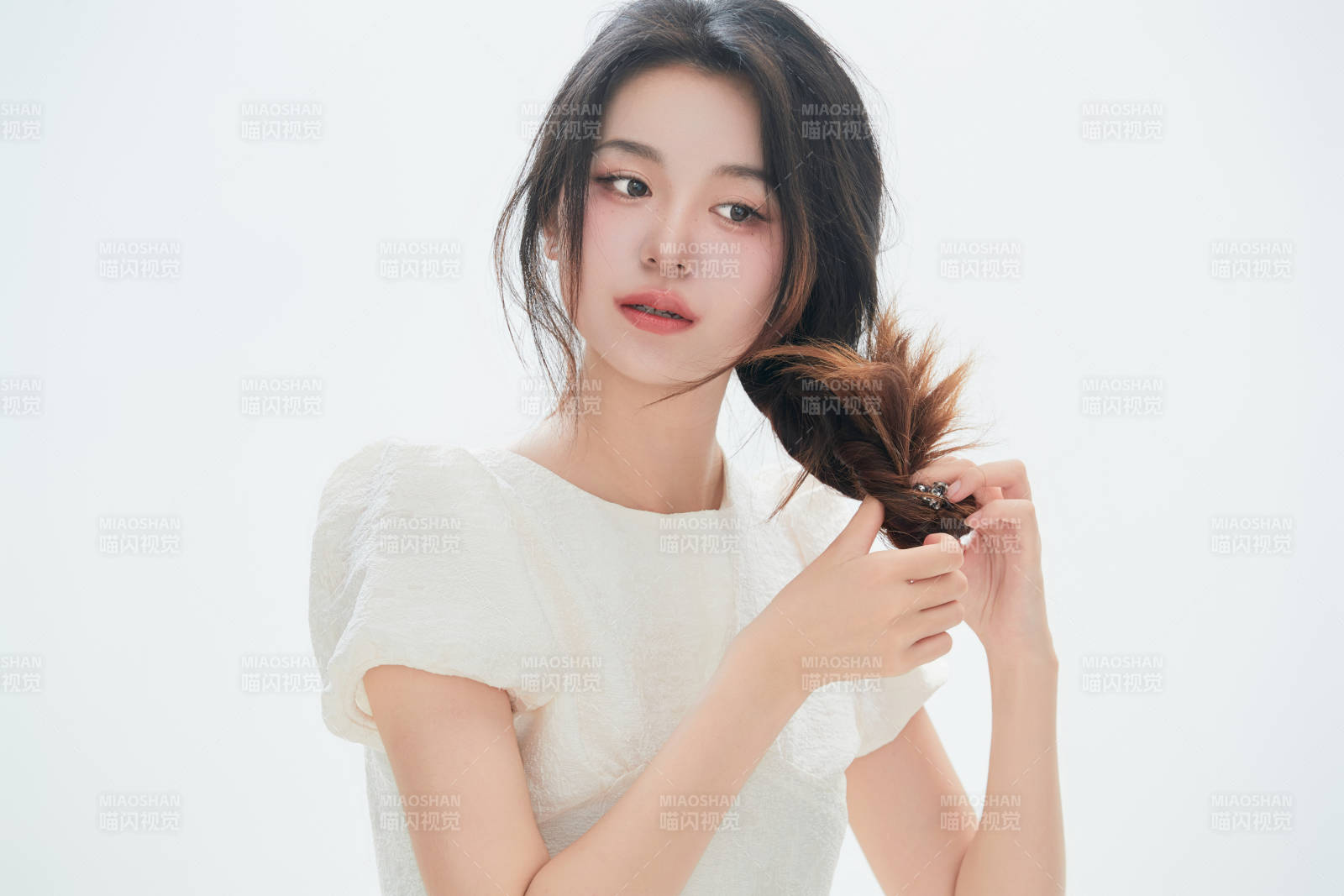 白色背景里的中国女性大学生图片