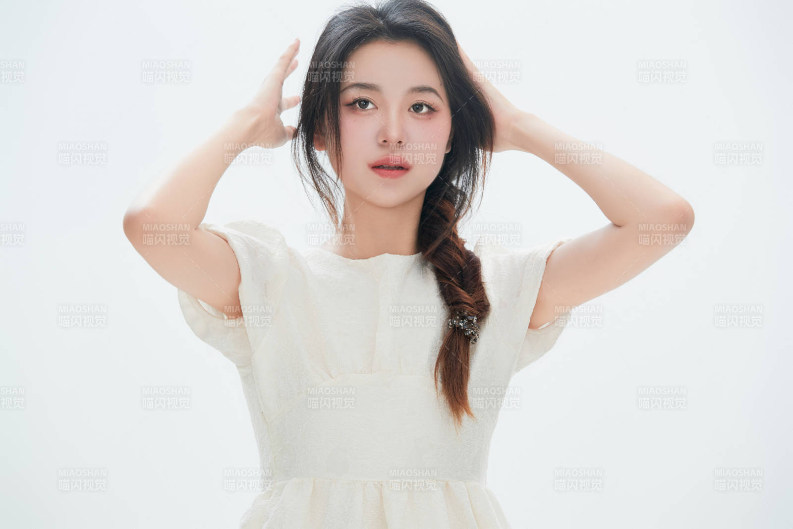 白色背景里的中国女性大学生