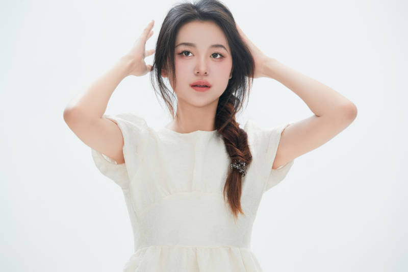 白色背景里的中国女性大学生