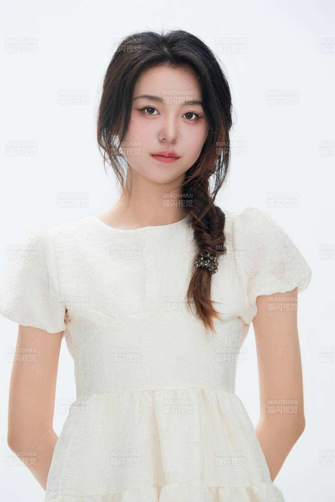 白色背景里的中國女性大學生