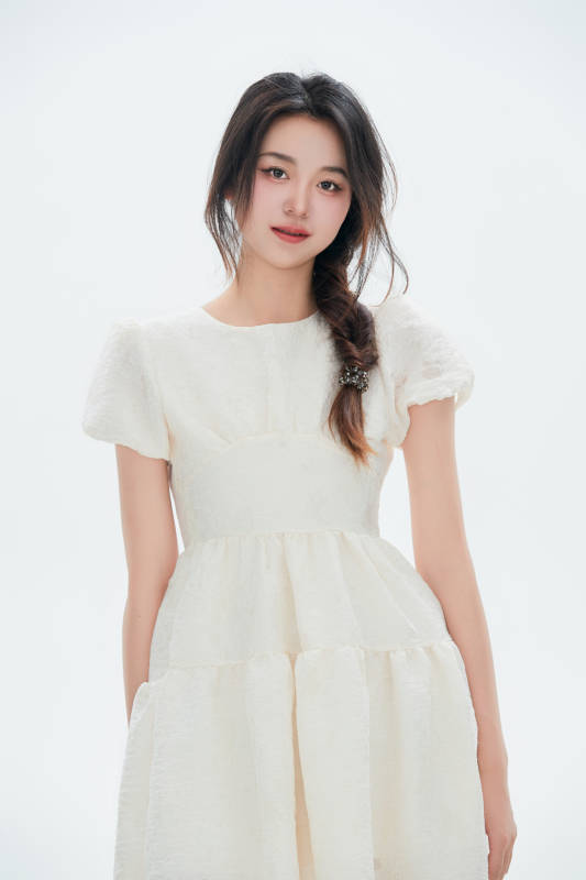 白色背景里的中国女性大学生