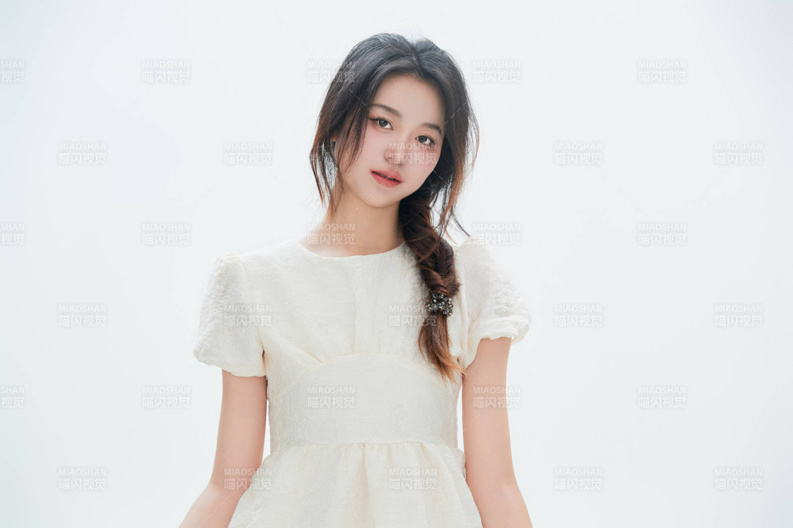 白色背景里的中国女性大学生