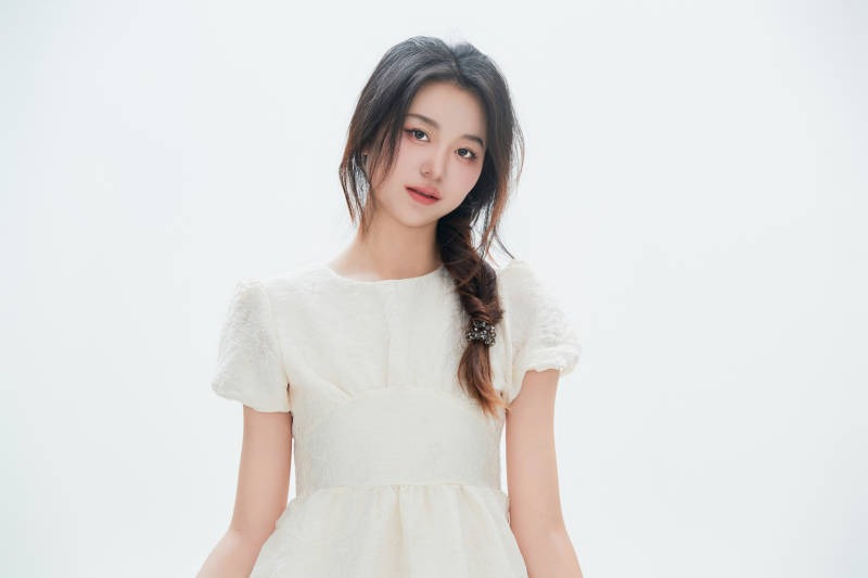 白色背景里的中国女性大学生