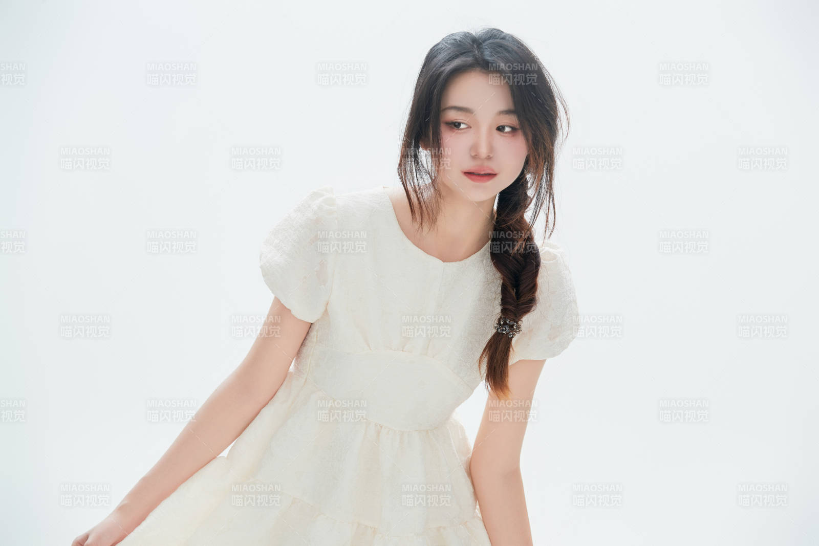 白色背景里的中國女性大學生