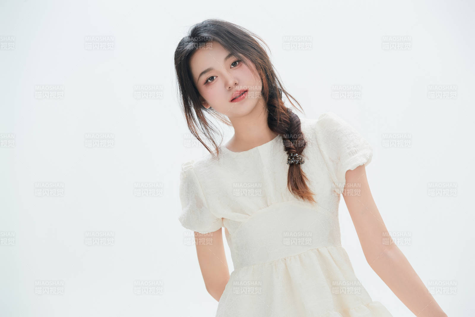 白色背景里的中国女性大学生