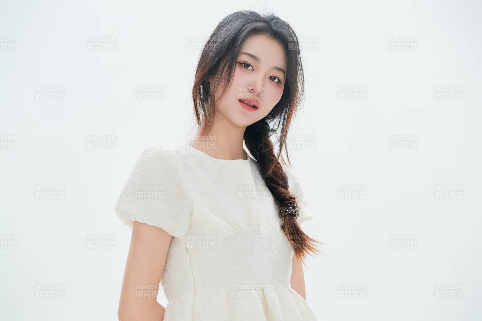 白色背景里的中國女性大學生