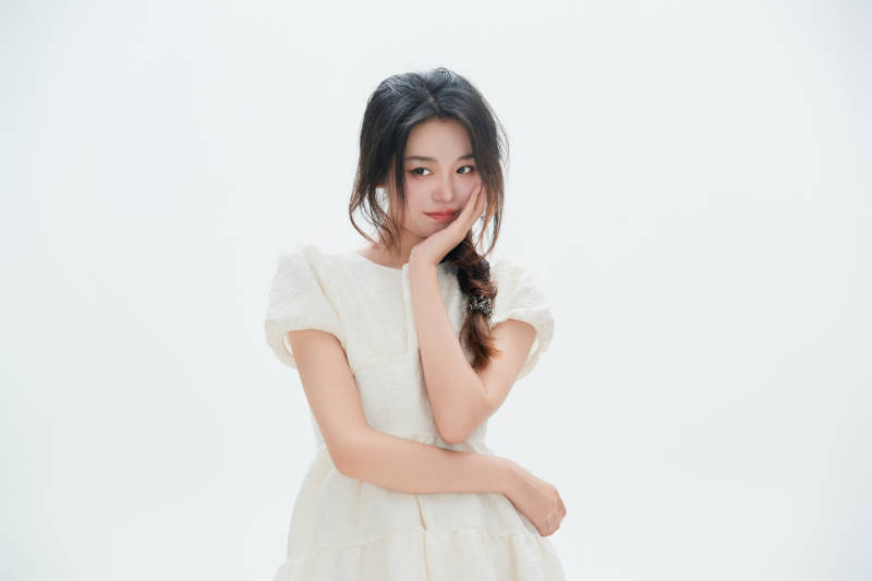 白色背景里的中国女性大学生