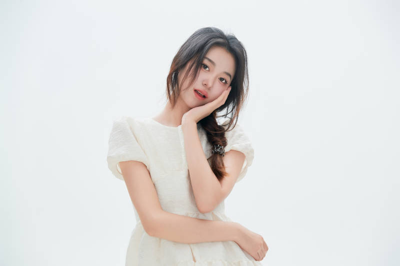 白色背景里的中国女性大学生