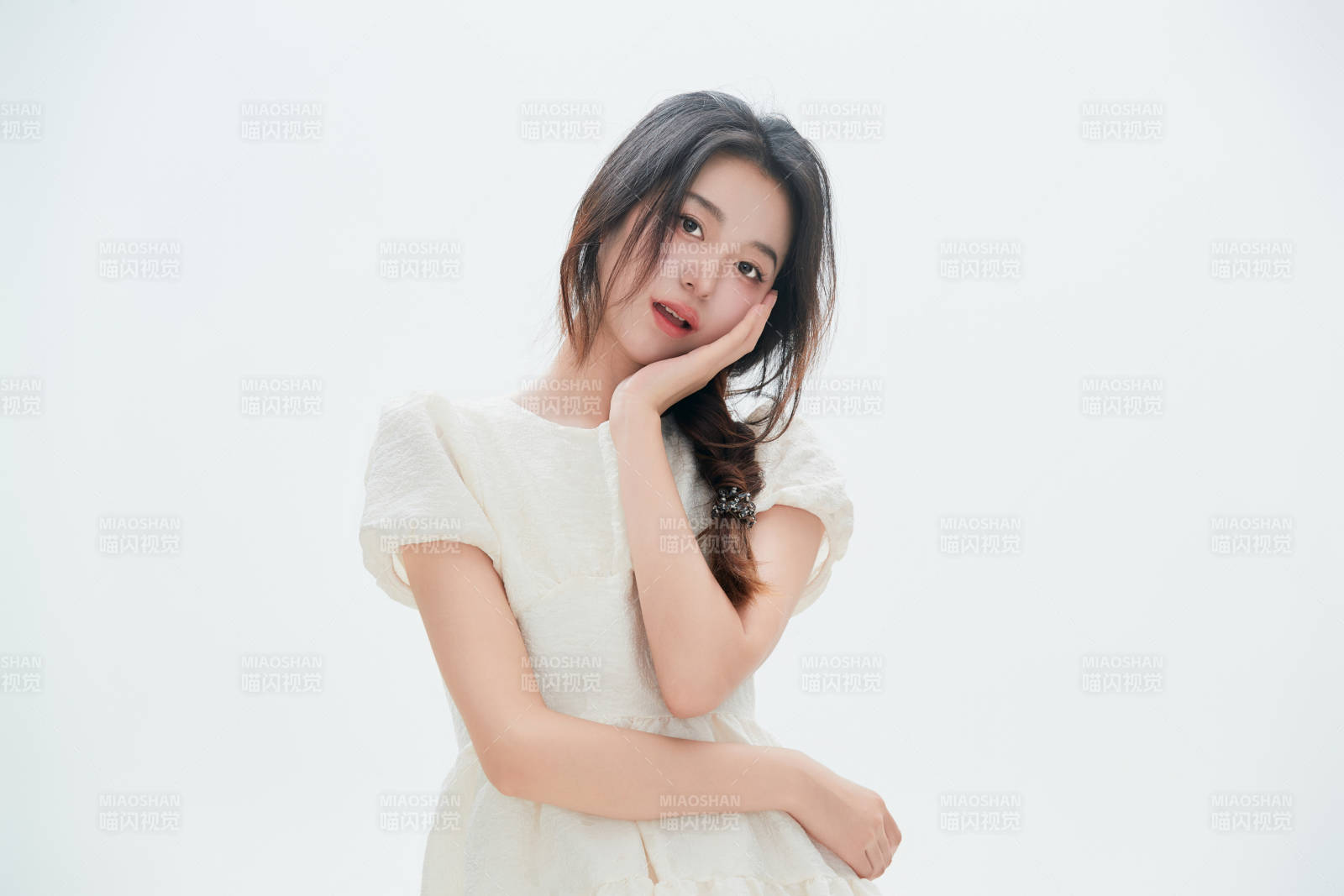 白色背景里的中国女性大学生