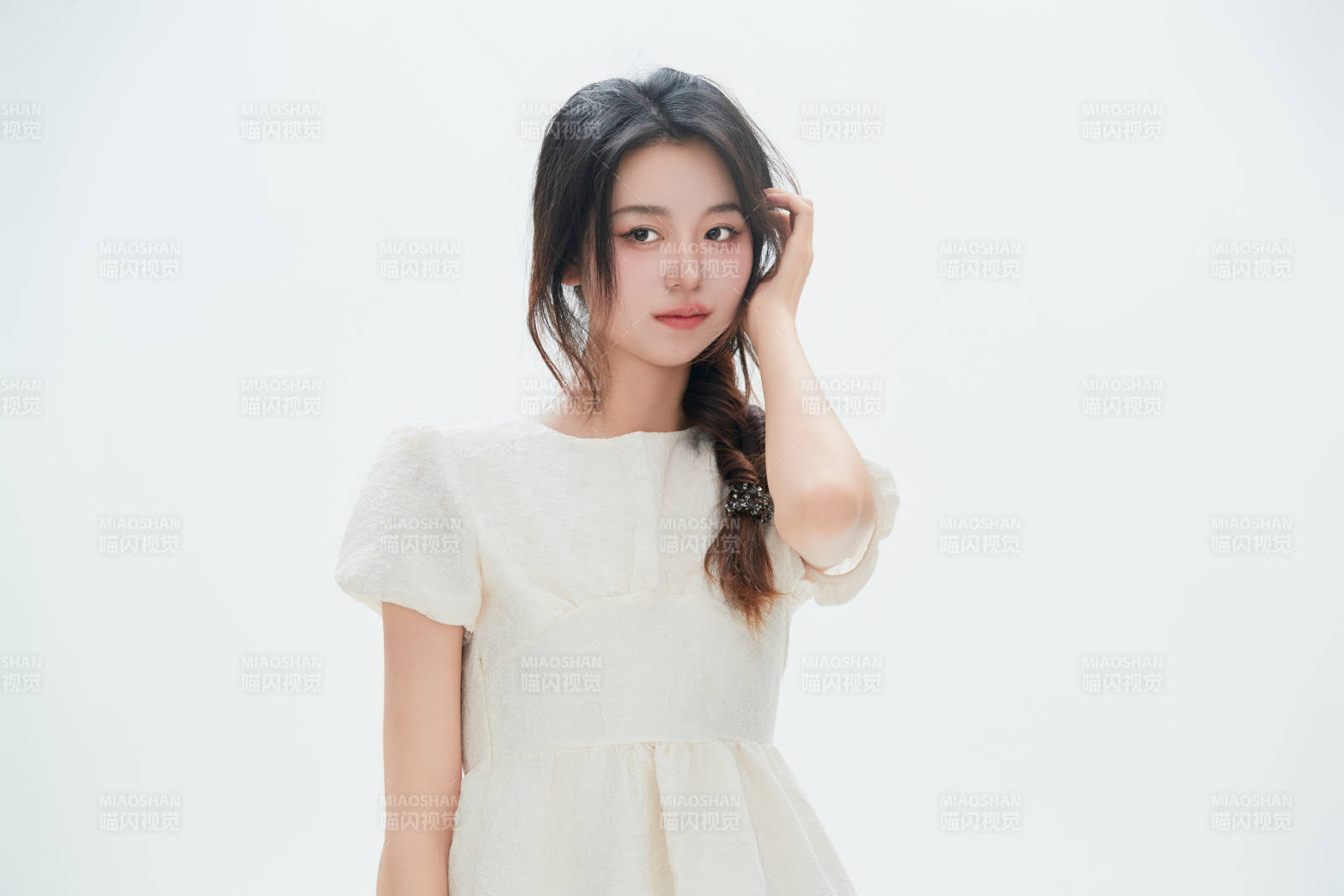 白色背景里的中国女性大学生