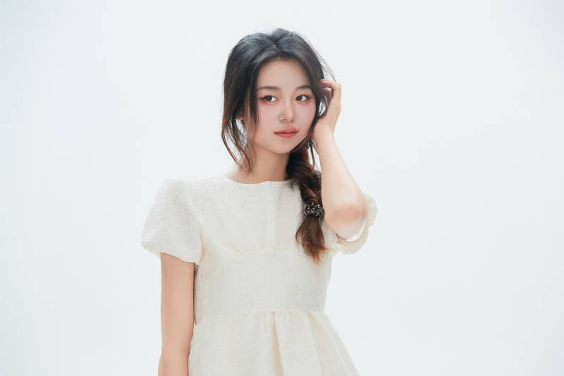 白色背景里的中国女性大学生