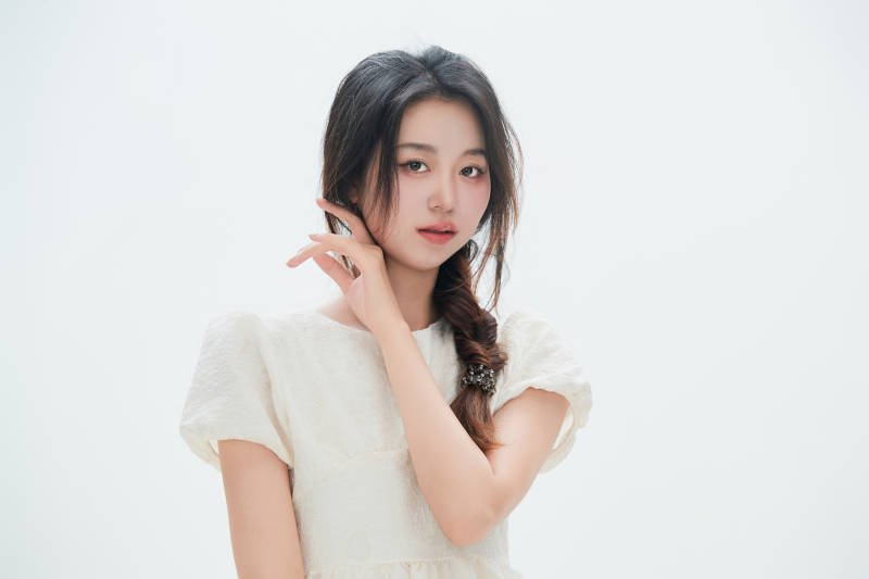 白色背景里的中国女性大学生